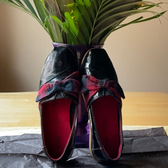 ⚫️🔴 TOMS BLACK PATIENT LEATHER SHOES WITH PLAID BOWS 🔴⚫️ - Picture 4 of 16
